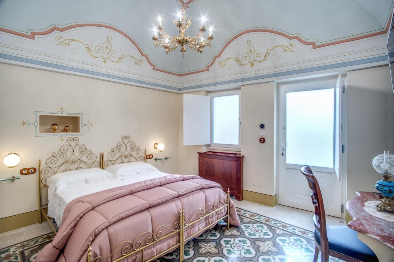Bed and Breakfast Palazzo Stunis - Dimora Di Charme Ostuni Exterior foto