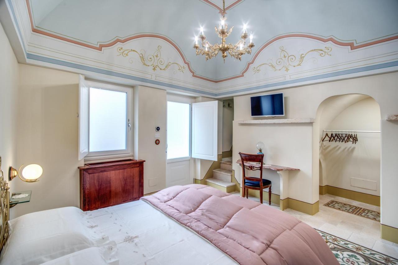 Bed and Breakfast Palazzo Stunis - Dimora Di Charme Ostuni Exterior foto