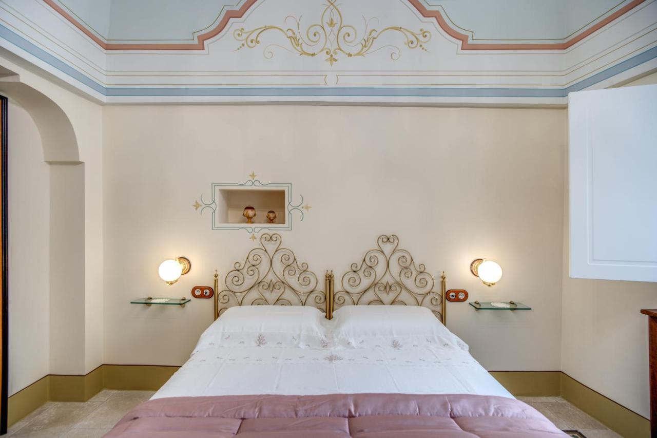 Bed and Breakfast Palazzo Stunis - Dimora Di Charme Ostuni Exterior foto