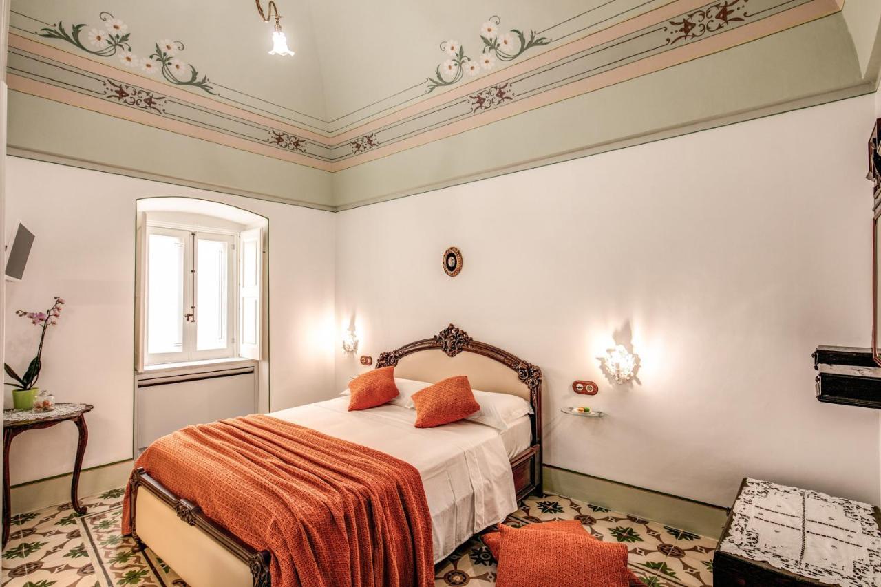 Bed and Breakfast Palazzo Stunis - Dimora Di Charme Ostuni Exterior foto