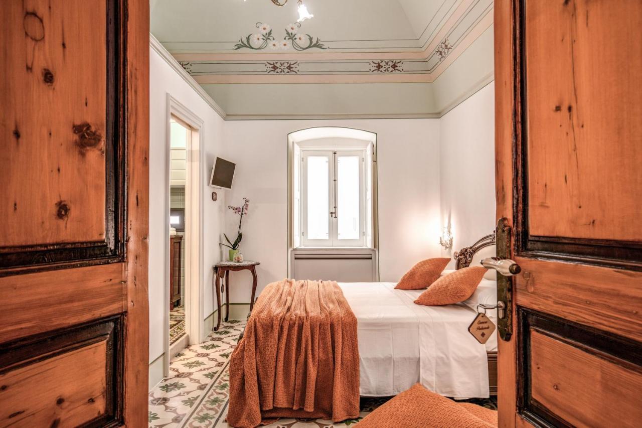 Bed and Breakfast Palazzo Stunis - Dimora Di Charme Ostuni Exterior foto